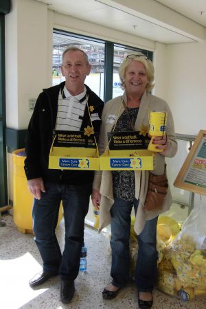 Lions Jackie and Peter collecting for Marie Curie